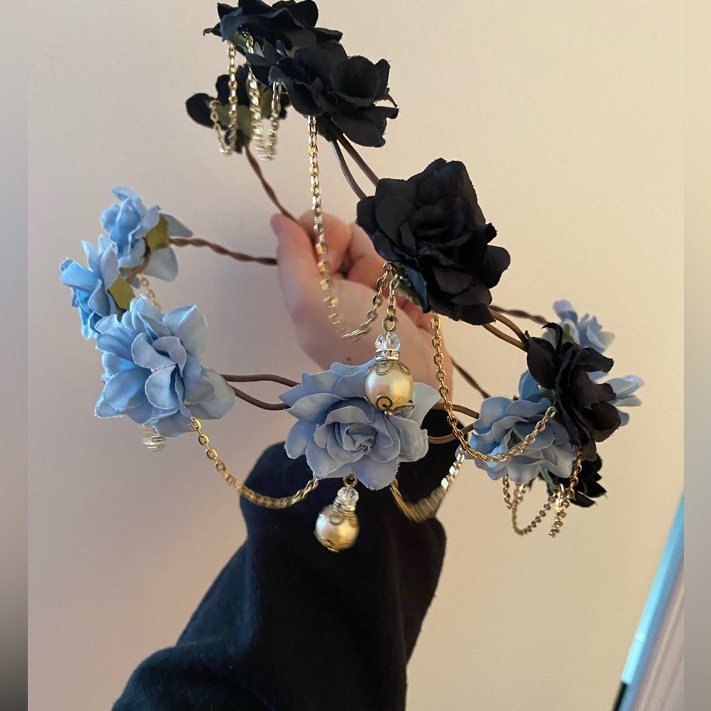 2 pack flower crowns black and light blue